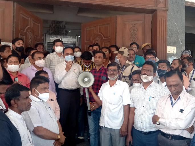 Beating of deaf and dumb cleaning workers; Workers staged a protest at the entrance of the corporation headquarters | मूकबधिर सफाई कामगारास मारहाण; कामगारांनी मनपा मुख्यालयाच्या प्रवेशद्वारावर केले निषेध आंदोलन Beating of deaf and dumb cleaning workers; Workers staged a protest at the entrance of the corporation headquarters | मूकबधिर सफाई कामगारास मारहाण; कामगारांनी मनपा मुख्यालयाच्या प्रवेशद्वारावर केले निषेध आंदोलन