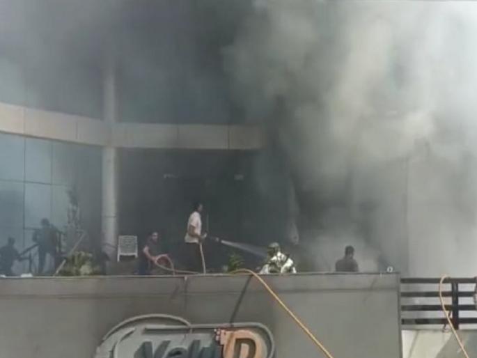 Went to see the rental building for the company and got caught in the fire! Rescued by firefighters | कंपनीसाठी भाड्याची इमारत पाहायला गेले अन् आगीत अडकले ! अग्निशामक दलाने वाचविले Went to see the rental building for the company and got caught in the fire! Rescued by firefighters | कंपनीसाठी भाड्याची इमारत पाहायला गेले अन् आगीत अडकले ! अग्निशामक दलाने वाचविले