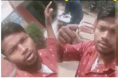 ‘Flower not… Fire is me’, the police were shocked to hear the dialogue of the youth in the police station; The video went viral | ‘फ्लावर नहीं… फायर है मैं’, पोलिस ठाण्यात तरुणाचा डायलॉग ऐकून पोलिसही झाले हैराण; व्हिडिओ झाला व्हायरल ‘Flower not… Fire is me’, the police were shocked to hear the dialogue of the youth in the police station; The video went viral | ‘फ्लावर नहीं… फायर है मैं’, पोलिस ठाण्यात तरुणाचा डायलॉग ऐकून पोलिसही झाले हैराण; व्हिडिओ झाला व्हायरल