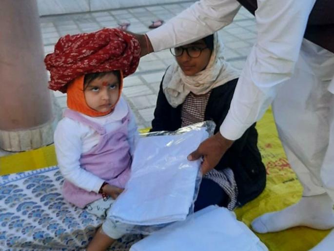 after death of father three year old daughter performed the turban | हृदयस्पर्शी! लहान वयात कुटुंबाची जबाबदारी; बाप गमावलेल्या 3 वर्षांच्या लेकीची डोळे पाणावणारी कहाणी after death of father three year old daughter performed the turban | हृदयस्पर्शी! लहान वयात कुटुंबाची जबाबदारी; बाप गमावलेल्या 3 वर्षांच्या लेकीची डोळे पाणावणारी कहाणी