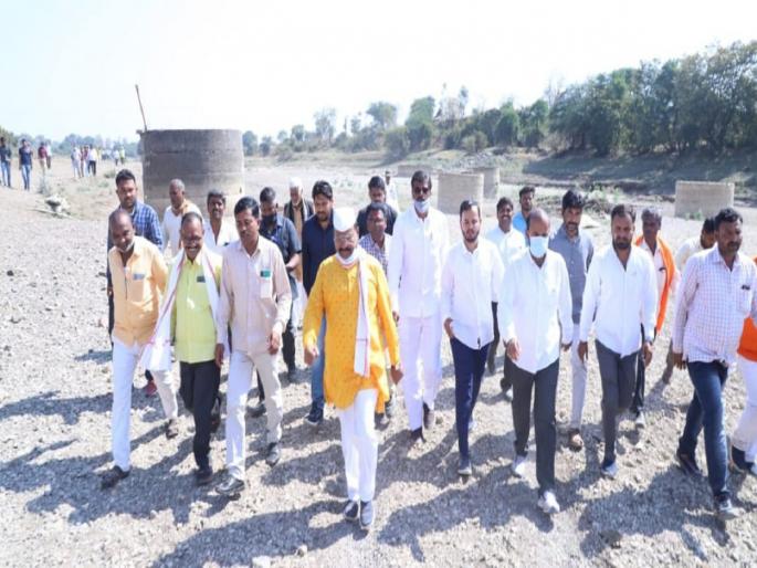 Irrigation area will be increased due to 7 barrages in the entire river basin; Abdul Sattar walked in and inspected | मोठा दिलासा! पूर्णा नदीपात्रातील ७ बॅरेजेसमुळे सिंचन क्षेत्र वाढणार; सत्तारांनी चालत जात केली पाहणी Irrigation area will be increased due to 7 barrages in the entire river basin; Abdul Sattar walked in and inspected | मोठा दिलासा! पूर्णा नदीपात्रातील ७ बॅरेजेसमुळे सिंचन क्षेत्र वाढणार; सत्तारांनी चालत जात केली पाहणी