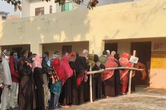 UP Assembly Election 2022: The last two women caught bogus voting in burqa, shocking information came to light | UP Assembly Election 2022: बुरख्यामध्ये बोगस मतदान करताना पकडल्या गेल्या दोन महिला, समोर आली धक्कादायक माहिती UP Assembly Election 2022: The last two women caught bogus voting in burqa, shocking information came to light | UP Assembly Election 2022: बुरख्यामध्ये बोगस मतदान करताना पकडल्या गेल्या दोन महिला, समोर आली धक्कादायक माहिती