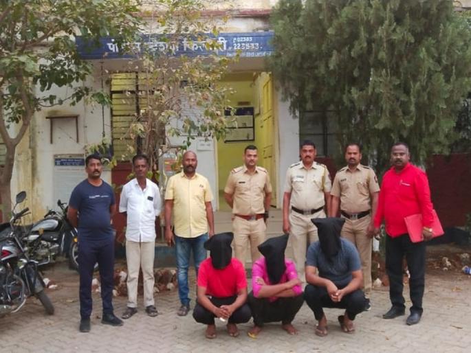 Loot on the highway! Three arrested for stealing driver's mobile while forcefully stopping tempo | हायवेवर लुट! टेम्पोसमोर दुचाकी आडवी लावून चालकाचा माेबाईल पळविणारे तिघे अटकेत Loot on the highway! Three arrested for stealing driver's mobile while forcefully stopping tempo | हायवेवर लुट! टेम्पोसमोर दुचाकी आडवी लावून चालकाचा माेबाईल पळविणारे तिघे अटकेत