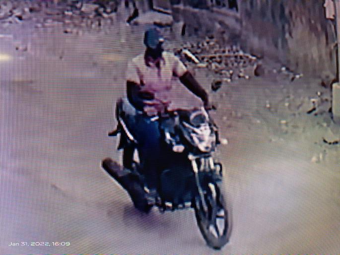 Arrested for 'that' accused who was molested, search on indicator of bike | विनयभंग करणाऱ्या ‘त्या’ विकृताला ठोकल्या बेडया, तुटलेल्या इंडिकेटरवरुन लागला शोध Arrested for 'that' accused who was molested, search on indicator of bike | विनयभंग करणाऱ्या ‘त्या’ विकृताला ठोकल्या बेडया, तुटलेल्या इंडिकेटरवरुन लागला शोध