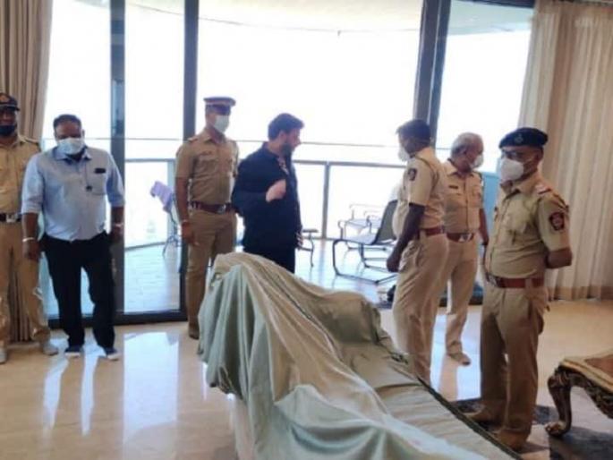 Aimim leader waris pathan was put under house arrest by mumbai police was about to protest over hijab controversy | AIMIM नेते वारिस पठाण यांना मुंबई पोलिसांनी ठेवलं नजरकैदेत, हिजाबच्या वादावर करणार होते आंदोलन Aimim leader waris pathan was put under house arrest by mumbai police was about to protest over hijab controversy | AIMIM नेते वारिस पठाण यांना मुंबई पोलिसांनी ठेवलं नजरकैदेत, हिजाबच्या वादावर करणार होते आंदोलन