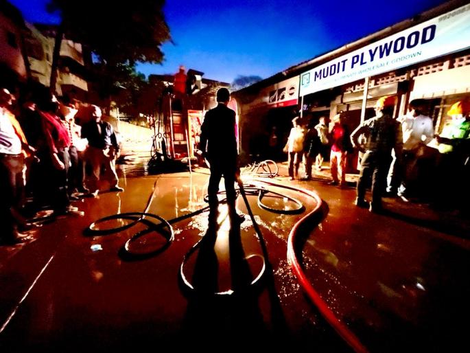 The fire broke out at TVS's service center at Punjani Estate in Khopat | खोपट येथील पुंजानी इस्टेटमधील टीव्हीएसच्या सर्विस सेंटरला लागली आग The fire broke out at TVS's service center at Punjani Estate in Khopat | खोपट येथील पुंजानी इस्टेटमधील टीव्हीएसच्या सर्विस सेंटरला लागली आग