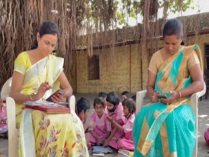 'ZP' teacher usha Dhere's fame around the world; Online lessons given to students from three countries including Pakistan | 'झेडपी' शिक्षिकेचा जगात बोलबाला; पाकिस्तानसह तीन देशांतील विद्यार्थ्यांना देतेय ऑनलाईन धडे 'ZP' teacher usha Dhere's fame around the world; Online lessons given to students from three countries including Pakistan | 'झेडपी' शिक्षिकेचा जगात बोलबाला; पाकिस्तानसह तीन देशांतील विद्यार्थ्यांना देतेय ऑनलाईन धडे