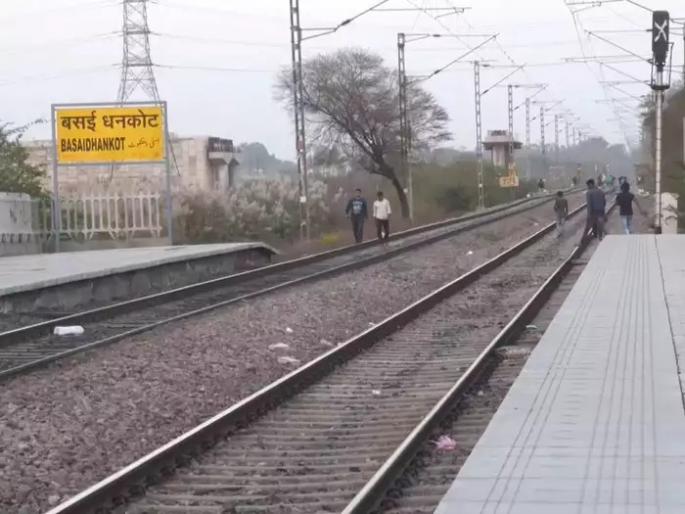 Selfie embraces death! Four people were taking selfies near the railway station when the train blew up and killed them | रेल्वे स्थानकाजवळ चौघेजण घेत होते सेल्फी घेत होते, ट्रेनने उडवले अन् झाला मृत्यू  Selfie embraces death! Four people were taking selfies near the railway station when the train blew up and killed them | रेल्वे स्थानकाजवळ चौघेजण घेत होते सेल्फी घेत होते, ट्रेनने उडवले अन् झाला मृत्यू
