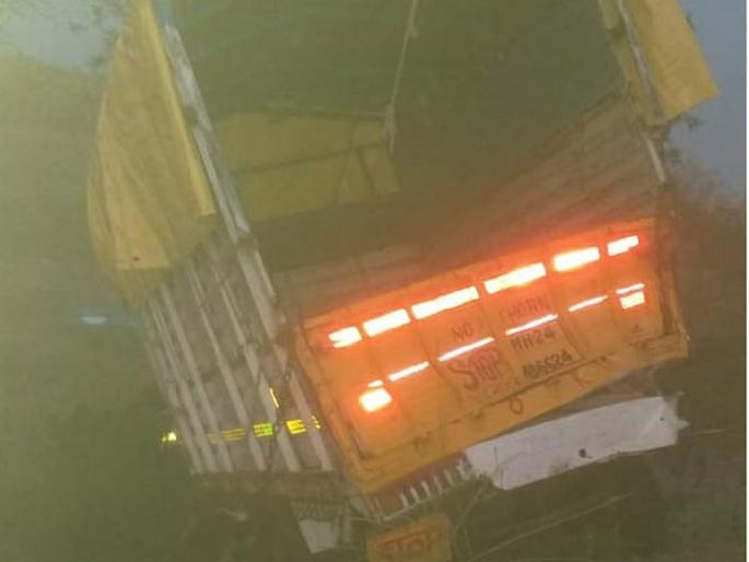 speedy tempo hit parked pickup; driver crushed to death, 19 injured on Ambajogai-Latur road | भरधाव टेंपो उभ्या पिकअपवर धडकला;दोन्ही वाहनांच्यामध्ये चिरडून चालकाचा मृत्यू, १९ जखमी speedy tempo hit parked pickup; driver crushed to death, 19 injured on Ambajogai-Latur road | भरधाव टेंपो उभ्या पिकअपवर धडकला;दोन्ही वाहनांच्यामध्ये चिरडून चालकाचा मृत्यू, १९ जखमी