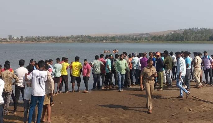 Brother come back ... little brother's cry, young man who went for a swim with friends drowned in the lake | दादा परत ये... लहान भावाचा आक्रोश, मित्रांसोबत पोहण्यासाठी गेलेल्या युवकाचा तलावात बुडून मृत्यू