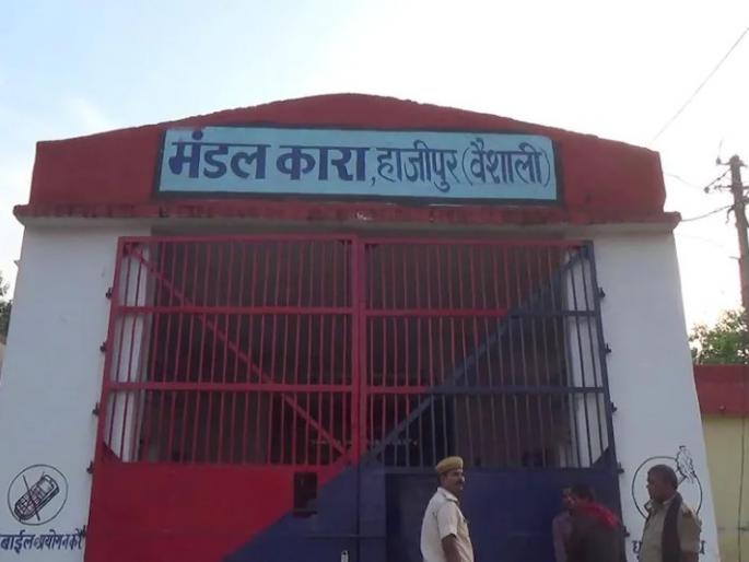 Carelessness! hazipur jail administration prisoner handcuffed family protest | निष्काळजीपणा! मृतदेहाला घातल्या बेड्या, कैदी जिवंत असल्याचे कुटुंबियांना सांगितले Carelessness! hazipur jail administration prisoner handcuffed family protest | निष्काळजीपणा! मृतदेहाला घातल्या बेड्या, कैदी जिवंत असल्याचे कुटुंबियांना सांगितले