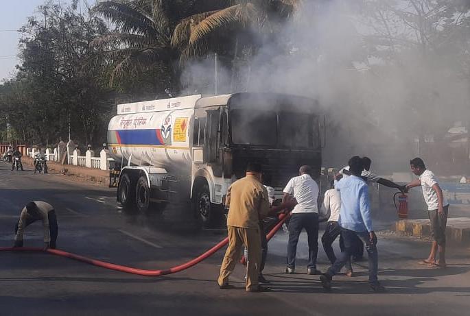 Disaster averted! A tanker carrying petrol and diesel suddenly caught fire | अनर्थ टळला! पेट्रोल, डिझेल घेऊन जाणाऱ्या टँकरला अचानक लागली आग Disaster averted! A tanker carrying petrol and diesel suddenly caught fire | अनर्थ टळला! पेट्रोल, डिझेल घेऊन जाणाऱ्या टँकरला अचानक लागली आग