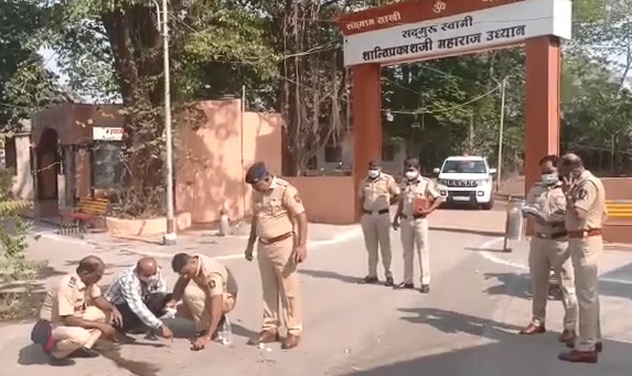 At the cemetery attacked by two assailants with a sword on two brothers | स्मशानभूमीत झाला राडा, दोन भावांवर हल्लेखोरांकडून तलवारीने हल्ला At the cemetery attacked by two assailants with a sword on two brothers | स्मशानभूमीत झाला राडा, दोन भावांवर हल्लेखोरांकडून तलवारीने हल्ला