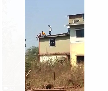 The young man saved the life of a blind old woman | काळजाचा ठोका चुकला, तरुणाने वाचवले दृष्टीहीन वयोवृद्ध महिलेचे प्राण