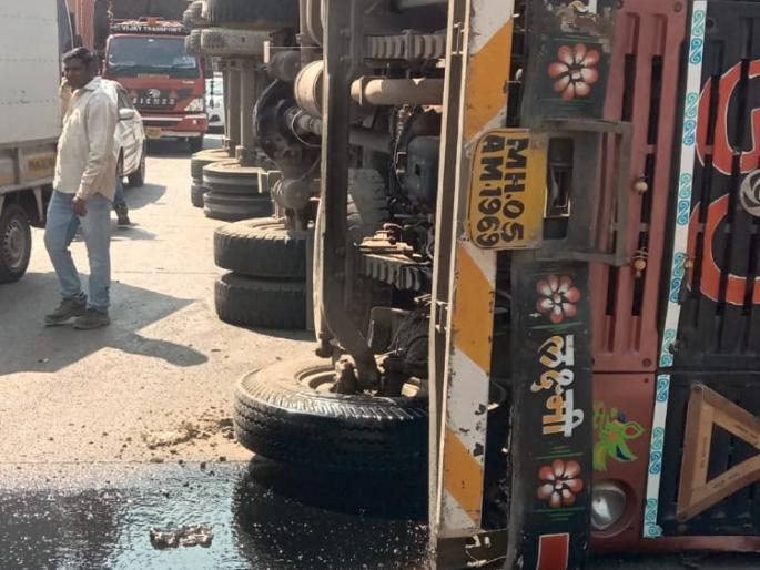 Traffic jam due to overturning of medicine container | औषधांची वाहतूक करणारा कंटेनर उलटल्याने वाहतूक कोंडी, चालक किरकोळ जखमी