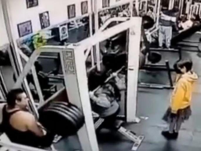 Gym Workout Fails: Woman lifts 180 kg in gym, dies in seconds | महिलेने जिममध्ये उचलले 180 किलो वजन, दबल्याने काही सेकंदातच झाला मृत्यू Gym Workout Fails: Woman lifts 180 kg in gym, dies in seconds | महिलेने जिममध्ये उचलले 180 किलो वजन, दबल्याने काही सेकंदातच झाला मृत्यू