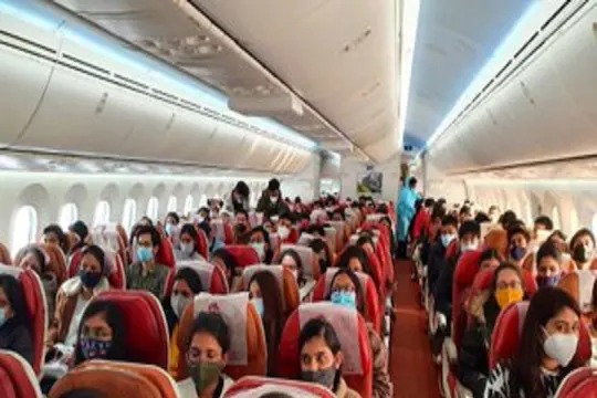 Russia Ukraine War: First flight from Romania to Mumbai carrying 219 Indians from Ukraine | Russia Ukraine War: युक्रेनमधील २१९ भारतीयांना घेऊन मुंबईसाठी पहिले विमान रोमानियातून रवाना  Russia Ukraine War: First flight from Romania to Mumbai carrying 219 Indians from Ukraine | Russia Ukraine War: युक्रेनमधील २१९ भारतीयांना घेऊन मुंबईसाठी पहिले विमान रोमानियातून रवाना