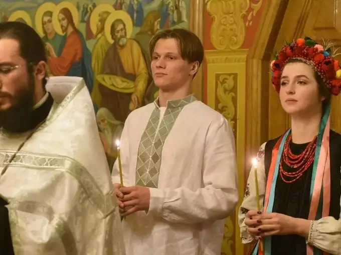 Russian Ukraine War ukrainian couple rushed to marry amid russia attacks emotional story goes viral | Russian Ukraine War : युद्ध पेटलं! मिसाईल हल्ला, स्फोटांचे आवाज, भीषण परिस्थितीत जोडप्याने केलं लग्न; भावूक करणारं कारण Russian Ukraine War ukrainian couple rushed to marry amid russia attacks emotional story goes viral | Russian Ukraine War : युद्ध पेटलं! मिसाईल हल्ला, स्फोटांचे आवाज, भीषण परिस्थितीत जोडप्याने केलं लग्न; भावूक करणारं कारण