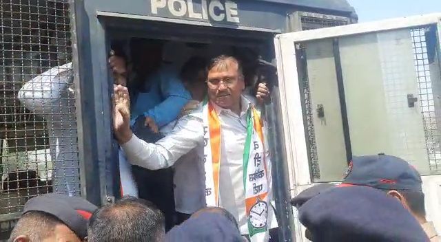 NCP aggressive against governors; Police detained protesters in Jalgoan | राज्यपालांविरुद्ध राष्ट्रवादी काँग्रेस आक्रमक; पोलिसांनी उधळलं आंदोलन, कार्यकर्त्यांना घेतलं ताब्यात NCP aggressive against governors; Police detained protesters in Jalgoan | राज्यपालांविरुद्ध राष्ट्रवादी काँग्रेस आक्रमक; पोलिसांनी उधळलं आंदोलन, कार्यकर्त्यांना घेतलं ताब्यात