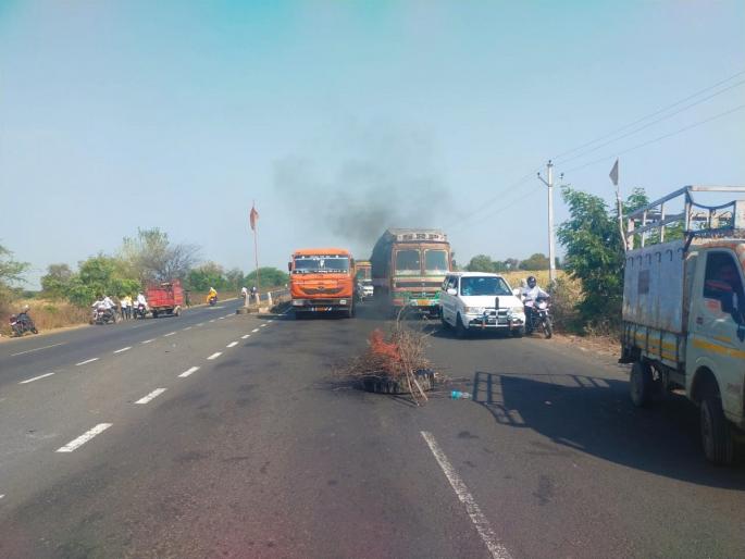 Maratha Reservation; An agitation start in Nanded, and a fire broke out on Martala Kapashi road | मराठा आरक्षण; नांदेडात आंदोलनाची ठिणगी पडली, मारताळा कापशीत रस्त्यावर जाळपोळ