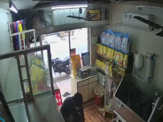 attack on BJP's social media in-charge Manoj Katke in Kalyan-Dombivali | Video - कल्याण-डोंबिवलीत राजकारण तापलं; भाजपा पदाधिकाऱ्यावर प्राणघातक हल्ला attack on BJP's social media in-charge Manoj Katke in Kalyan-Dombivali | Video - कल्याण-डोंबिवलीत राजकारण तापलं; भाजपा पदाधिकाऱ्यावर प्राणघातक हल्ला