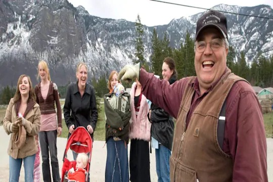 polygamist man Winston Blackmore got fame married 27 times and have 150 kids big family | अजबच! 1, 2 नव्हे तर 'या' व्यक्तीला आहेत तब्बल 27 बायका अन् 150 मुलं; घरात आहेत भलतेच नियम