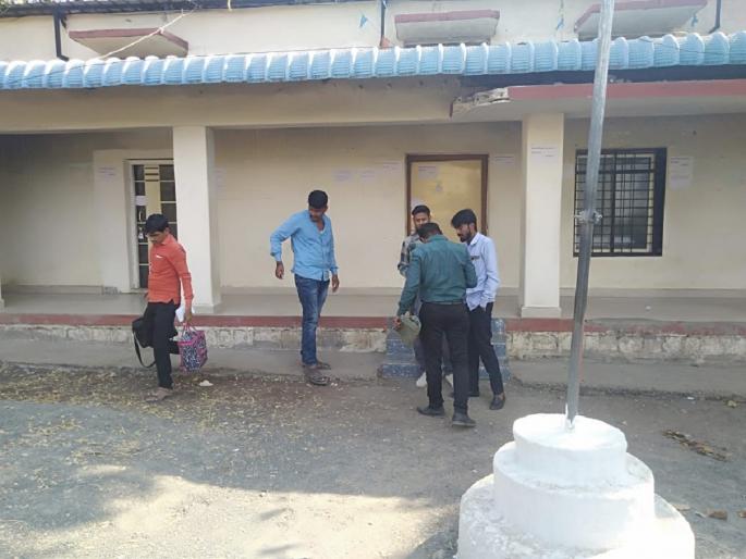 Such a tug of war! As soon as the electricity connection of the office is cut off, the revenue dept is hit back ; 3 offices of electricity distribution are sealed | अशीही कुरघोडी ! कार्यालयाची वीज तोडताच महसुलचा दणका;वीजवितरणची ३ कार्यालये सील Such a tug of war! As soon as the electricity connection of the office is cut off, the revenue dept is hit back ; 3 offices of electricity distribution are sealed | अशीही कुरघोडी ! कार्यालयाची वीज तोडताच महसुलचा दणका;वीजवितरणची ३ कार्यालये सील