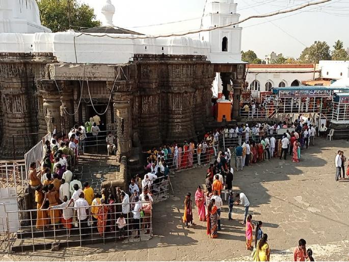 Thousands of devotees pay obeisance to Lord Nagnath on the occasion of Mahashivaratri | महाशिवरात्रीनिमित 'हर हर महादेव'च्या जयघोषात हजारो भाविकांनी घेतले प्रभू नागनाथाचे दर्शन Thousands of devotees pay obeisance to Lord Nagnath on the occasion of Mahashivaratri | महाशिवरात्रीनिमित 'हर हर महादेव'च्या जयघोषात हजारो भाविकांनी घेतले प्रभू नागनाथाचे दर्शन