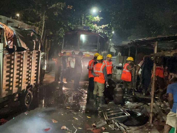 Scrap Shop fire in Thane; The bike also caught fire | ठाण्यामध्ये भंगार साहित्याच्या गाळ्याला आग; दुचाकीही पेटली Scrap Shop fire in Thane; The bike also caught fire | ठाण्यामध्ये भंगार साहित्याच्या गाळ्याला आग; दुचाकीही पेटली