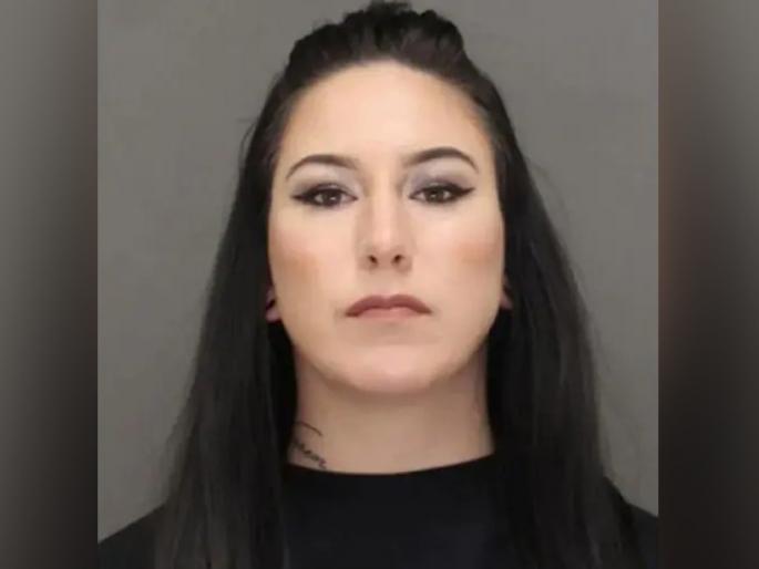 The woman tied the chain around his neck, then cut off his boyfriend's head | गळ्यात साखळी बांधून ठेवले शारीरिक संबंध, नंतर महिलेने प्रियकराचे मुंडके कापले The woman tied the chain around his neck, then cut off his boyfriend's head | गळ्यात साखळी बांधून ठेवले शारीरिक संबंध, नंतर महिलेने प्रियकराचे मुंडके कापले