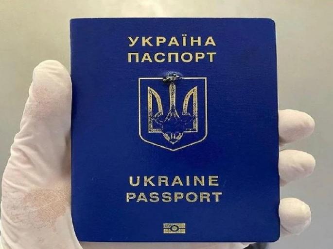 Russia Ukraine War: Ukrainian Passport turned into armor, saved life of 16 year boy | Russia Ukraine War: खिशातील कागदी पासपोर्ट बनला चिलखत, काळ बनून आलेल्या गोळीला रोखले, मुलाचे प्राण वाचवले Russia Ukraine War: Ukrainian Passport turned into armor, saved life of 16 year boy | Russia Ukraine War: खिशातील कागदी पासपोर्ट बनला चिलखत, काळ बनून आलेल्या गोळीला रोखले, मुलाचे प्राण वाचवले