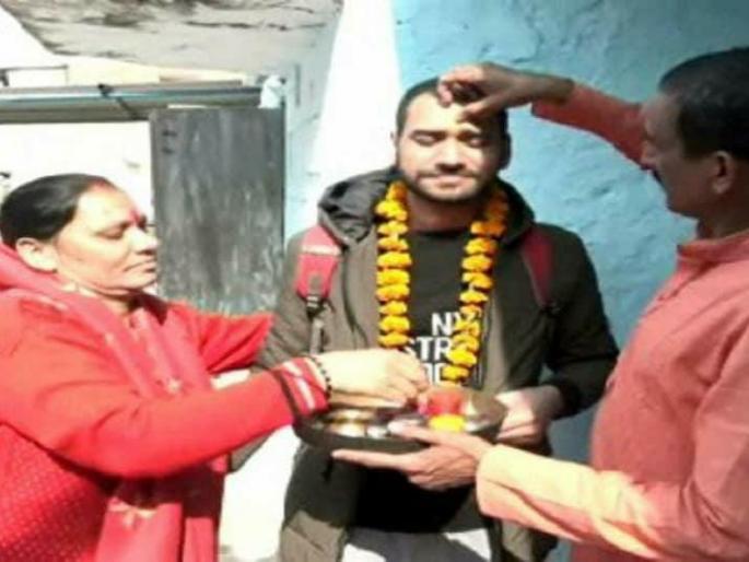 Russian Ukraine War parents got emotional when son who trapped in ukraine reached home | Russian Ukraine War : शेवटी आईच 'ती'! "डॉक्टरची डिग्री मिळो किंवा न मिळो पण आता मुलाला परत पाठवणार नाही" Russian Ukraine War parents got emotional when son who trapped in ukraine reached home | Russian Ukraine War : शेवटी आईच 'ती'! "डॉक्टरची डिग्री मिळो किंवा न मिळो पण आता मुलाला परत पाठवणार नाही"