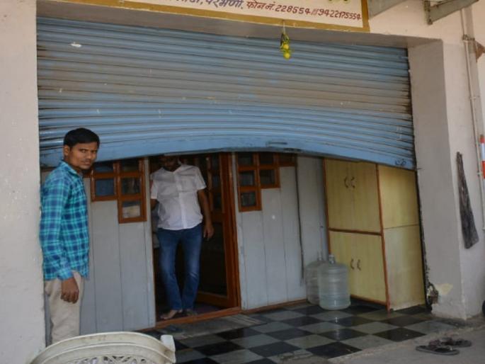 Unique shackles of thieves, snatched CCTV DVR after theft | चोरट्यांची अनोखी शक्कल; दुकानातील रोकड,चांदीच्या शिक्क्यांसोबत सीसीटीव्हीचे डीव्हीआर पळविले Unique shackles of thieves, snatched CCTV DVR after theft | चोरट्यांची अनोखी शक्कल; दुकानातील रोकड,चांदीच्या शिक्क्यांसोबत सीसीटीव्हीचे डीव्हीआर पळविले