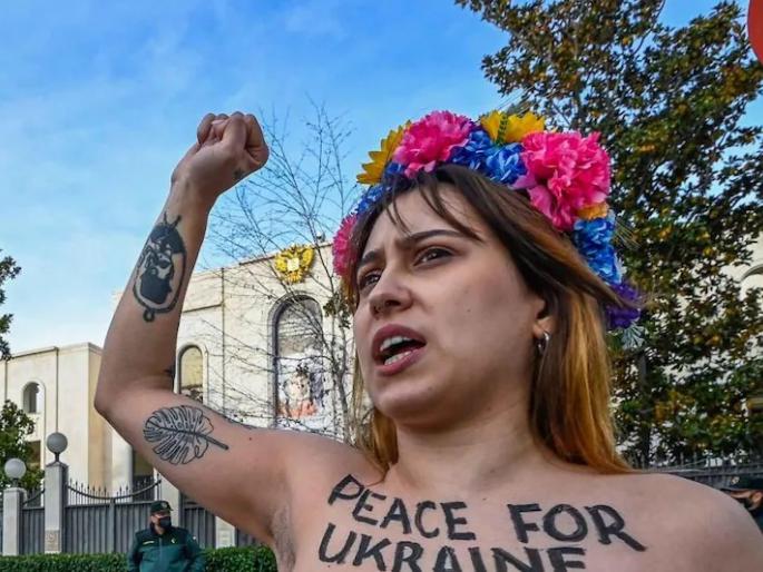 Russia Ukraine War: Flowers in hand, 'Stop the war' written on chest, topless women against Putin? | Russia Ukraine War: हातात फुले, छातीवर लिहिले 'युद्ध थांबवा', पुतीन यांच्याविरोधात टॉपलेस झाल्या महिला?   