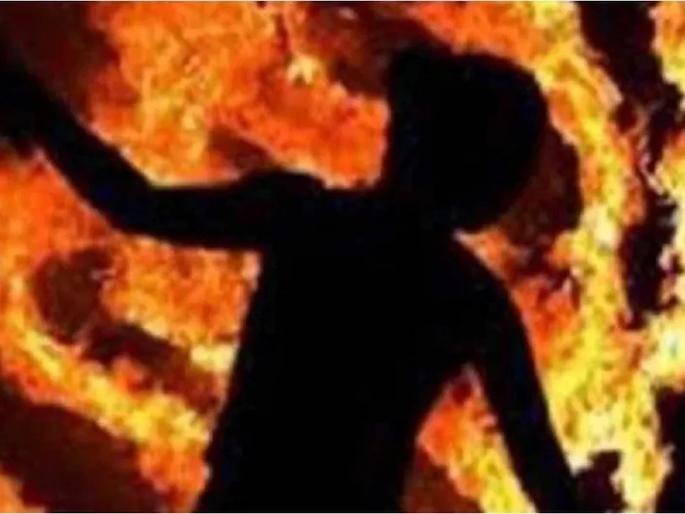 The woman tried to set herself on fire outside the mantralaya, saying ... the police caught her in a false case | महिलेने मंत्रालयाबाहेर केला आत्मदहनाचा प्रयत्न, म्हणाली... पोलिसांनी खोट्या प्रकरणात अडकवले The woman tried to set herself on fire outside the mantralaya, saying ... the police caught her in a false case | महिलेने मंत्रालयाबाहेर केला आत्मदहनाचा प्रयत्न, म्हणाली... पोलिसांनी खोट्या प्रकरणात अडकवले