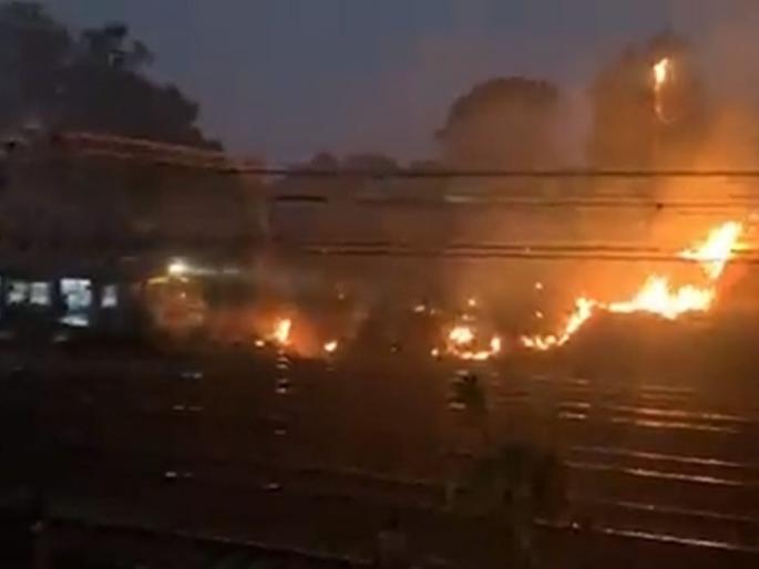 The fire broke out in the grass near the track between Dombivali and Thakurli railway stations | Fire: डोंबिवली आणि ठाकुर्ली रेल्वे स्थानकांदरम्यान ट्रॅकलगतच्या गवताला लागली आग The fire broke out in the grass near the track between Dombivali and Thakurli railway stations | Fire: डोंबिवली आणि ठाकुर्ली रेल्वे स्थानकांदरम्यान ट्रॅकलगतच्या गवताला लागली आग