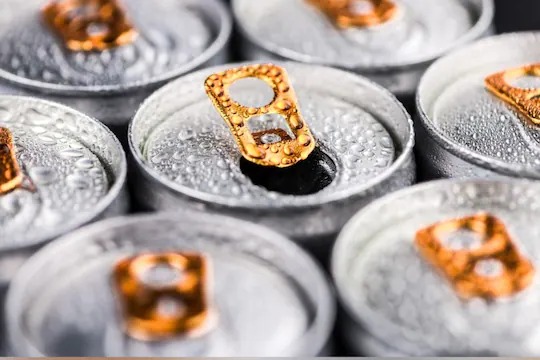 25 year old man dies due to excess energy drink consumption red bull | बापरे! एनर्जी ड्रिंकचं व्यसन पडलं महागात, दिवसाला प्यायचा असंख्य कॅन; झाली भयंकर अवस्था अन्...