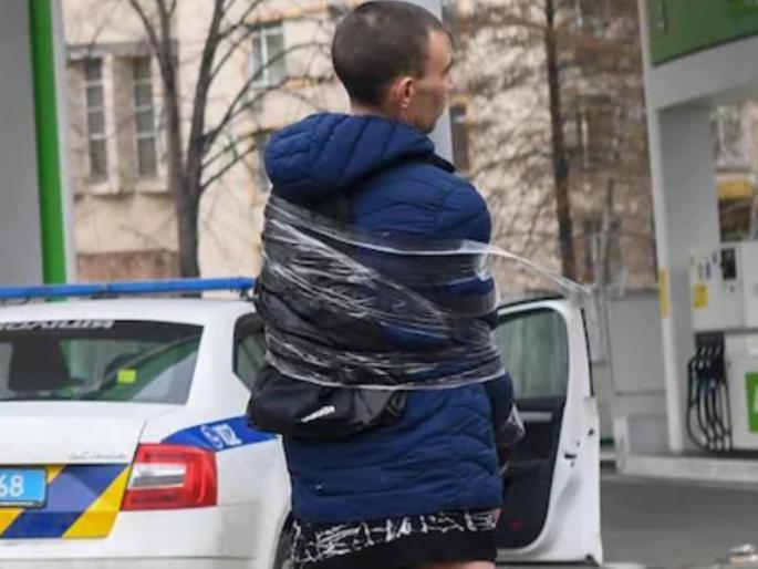 In Ukraine, a man was stripped of his pants and tied to a pole, sentenced to robbery | युक्रेनमध्ये एका व्यक्तीला पॅन्ट काढून बांधले खांबाला, लुटमारीची दिली शिक्षा In Ukraine, a man was stripped of his pants and tied to a pole, sentenced to robbery | युक्रेनमध्ये एका व्यक्तीला पॅन्ट काढून बांधले खांबाला, लुटमारीची दिली शिक्षा