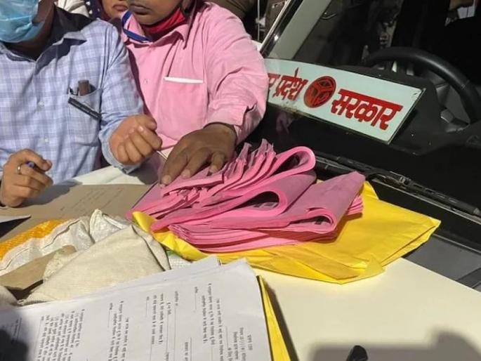 UP Assembly Election 2022 Results up election results counting azamgarh unused ballot paper found samajwadi party | UP Assembly Election 2022 Results : धक्कादायक! मतमोजणी केंद्राकडे जाणाऱ्या गाडीत सापडले हजारो बॅलेट पेपर; सपाने घातला गोंधळ UP Assembly Election 2022 Results up election results counting azamgarh unused ballot paper found samajwadi party | UP Assembly Election 2022 Results : धक्कादायक! मतमोजणी केंद्राकडे जाणाऱ्या गाडीत सापडले हजारो बॅलेट पेपर; सपाने घातला गोंधळ
