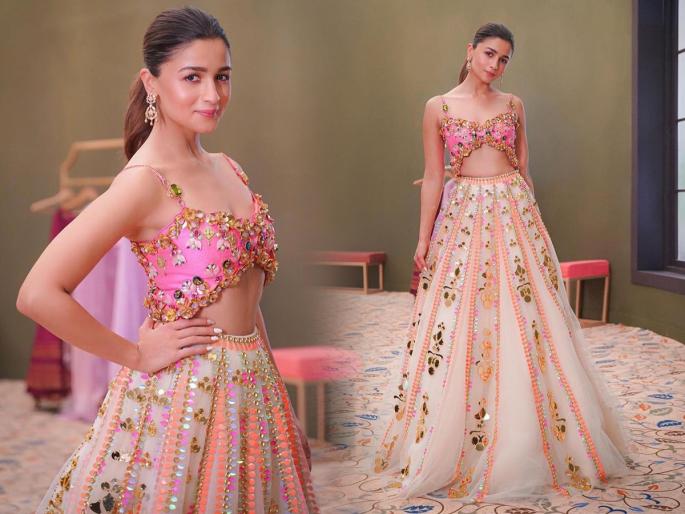 Actress Alia Bhatt's lehenga and Titli Blouse costs more than Rs. 2 lacs.. See the art on her beautiful lehenga | सव्वा दोन लाखांचा ट्यूल लेहेंगा आणि तितली ब्लाऊज! आलिया भटच्या घागऱ्याची खास बात