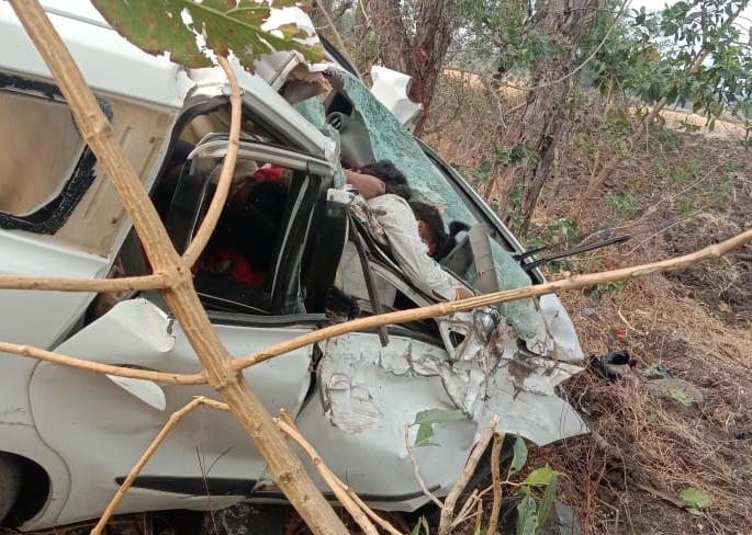 Five devotees killed on the spot while returning from Gangapur; Two serious | काळाचा घाला! गाणगापूरहून परतताना पाच भाविक अपघातात जागीच ठार; दोन गंभीर Five devotees killed on the spot while returning from Gangapur; Two serious | काळाचा घाला! गाणगापूरहून परतताना पाच भाविक अपघातात जागीच ठार; दोन गंभीर