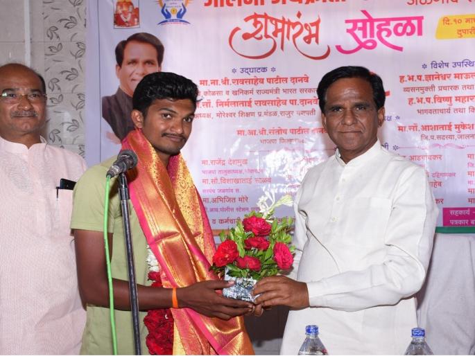 The farmer's son became a PSI; Stubbornly overcame the difficult situation | शेतकऱ्याचा मुलगा झाला फौजदार; हलाखीच्या परिस्थितीवर जिद्दीने केली मात The farmer's son became a PSI; Stubbornly overcame the difficult situation | शेतकऱ्याचा मुलगा झाला फौजदार; हलाखीच्या परिस्थितीवर जिद्दीने केली मात