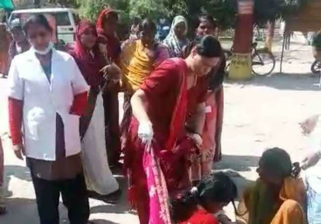 lucknow sitapur delivery victim was driven away from hospital woman gave birth to child on road | संतापजनक! गर्भवती महिलेला रुग्णालयातून बाहेर काढलं; महिलेने रस्त्यावरच दिला बाळाला जन्म