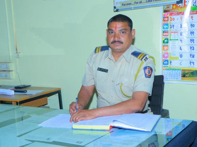 Explain in the letter that he was persecuted for borrowing money; Police commit suicide in Thane | पाेलिसाची स्वत:वर गाेळी झाडून आत्महत्या, उसन्या पैशावरुन छळ झाल्याचा चिठ्ठीतून उलगडा Explain in the letter that he was persecuted for borrowing money; Police commit suicide in Thane | पाेलिसाची स्वत:वर गाेळी झाडून आत्महत्या, उसन्या पैशावरुन छळ झाल्याचा चिठ्ठीतून उलगडा