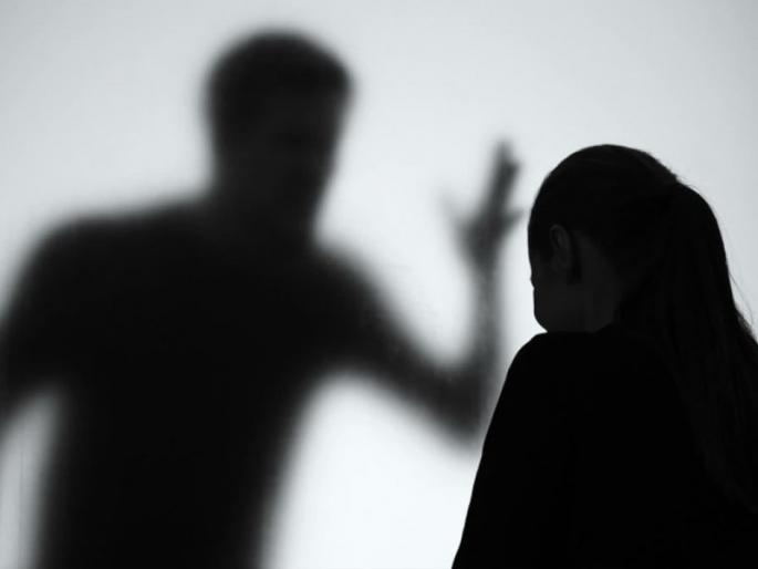 Brother's suspicion on sister's character, beat him up and threw his body in the pool | बहिणीच्या चारित्र्यावर भावाचा संशय, बेदम मारहाण करून मृतदेह फेकला तलावात Brother's suspicion on sister's character, beat him up and threw his body in the pool | बहिणीच्या चारित्र्यावर भावाचा संशय, बेदम मारहाण करून मृतदेह फेकला तलावात