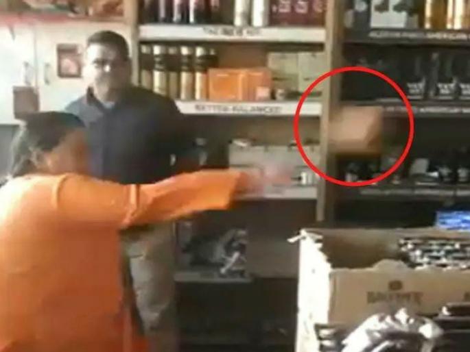 madhya pradesh former cm Uma Bharti broke liquor bottles by pelting stones bhopal | Video - मद्यविक्री विरोधात उमा भारती आक्रमक; रस्त्यावर उतरून दारूच्या दुकानात केली तोडफोड
