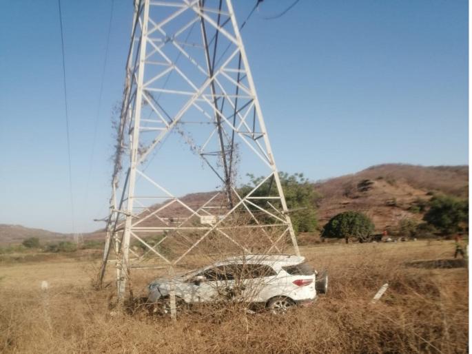 The car hit the high-tension tower as the driver lost control; The group development officer briefly survived | चालकाचे नियंत्रण सुटल्याने कार हायटेंशन टॉवरवर धडकली; गटविकास अधिकारी थोडक्यात बचावले  The car hit the high-tension tower as the driver lost control; The group development officer briefly survived | चालकाचे नियंत्रण सुटल्याने कार हायटेंशन टॉवरवर धडकली; गटविकास अधिकारी थोडक्यात बचावले