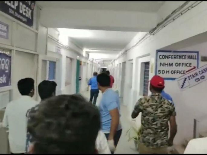 viral video first treatment then thrashed how is this doctors method | Video - ...अन् स्ट्रेचरवर असलेल्या रुग्णाला अचानक मारायला लागला डॉक्टर; रुग्णालयात खळबळ viral video first treatment then thrashed how is this doctors method | Video - ...अन् स्ट्रेचरवर असलेल्या रुग्णाला अचानक मारायला लागला डॉक्टर; रुग्णालयात खळबळ