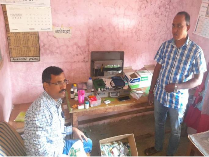 Raids on bogus doctors at 6 places, health team surrounds villagers in one village | ६ ठिकाणावरील बोगस डॉक्टरांवर छापे, एका गावात आरोग्य पथकास ग्रामस्थांचा घेराव Raids on bogus doctors at 6 places, health team surrounds villagers in one village | ६ ठिकाणावरील बोगस डॉक्टरांवर छापे, एका गावात आरोग्य पथकास ग्रामस्थांचा घेराव