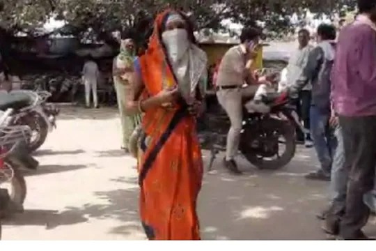 Make me happy, I'll make it work; The officer asked the woman for comfort | मला खुश कर, मी काम करून देईन; अधिकाऱ्याने महिलेकडे केली शरीरसुखाची मागणी Make me happy, I'll make it work; The officer asked the woman for comfort | मला खुश कर, मी काम करून देईन; अधिकाऱ्याने महिलेकडे केली शरीरसुखाची मागणी